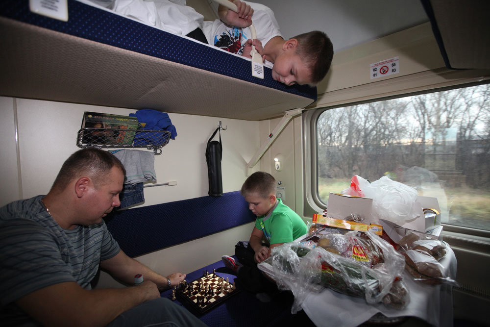 семья в поезде меню